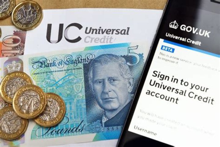 How many Universal Credit claimants are there?