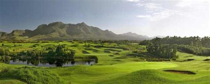 How much does it cost to play golf in South Africa?