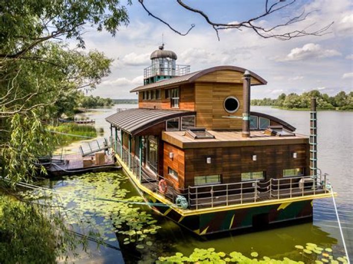 What is a house barge